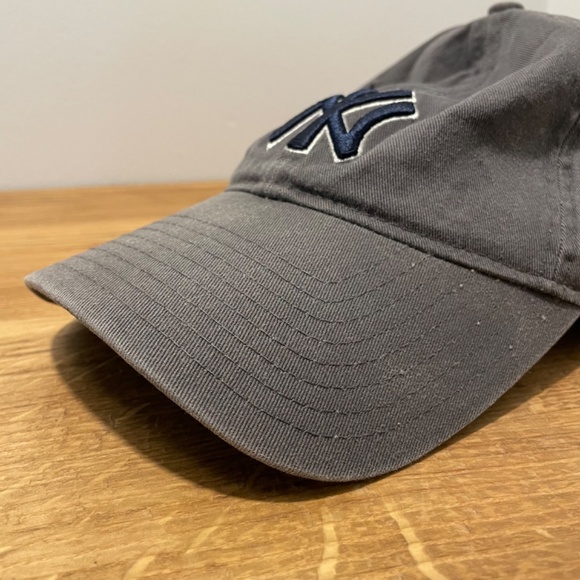 New York Yankees MLB Baseball Hat Gray Embroidered Logo Adjustable – LIKE NEW - Picture 9 of 14